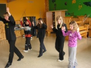 Naturen danser. Ada Einmo Jrgensen med Per Arve Finvold, Andrea Elise Bjørge Hanken, Ann Karolin Skjellhaug og Frøya Vildem